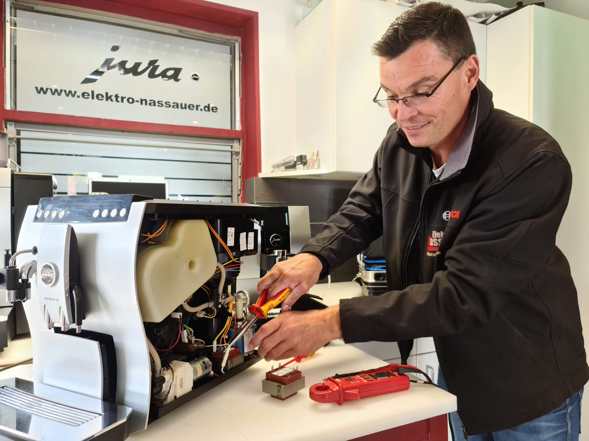 Sven Nassauer repariert JURA KAffeeautomaten