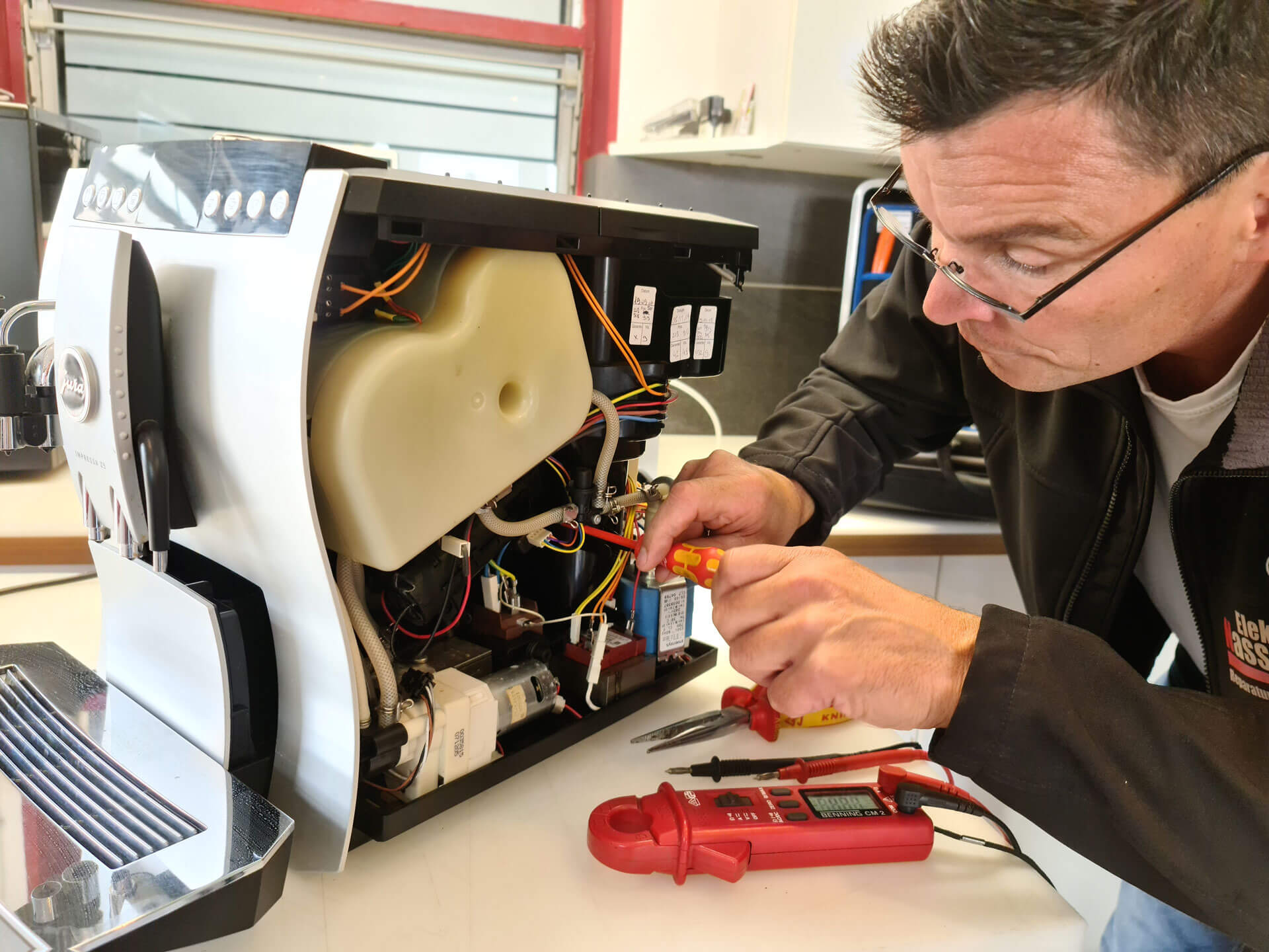 Sven Nassauer aus Riesenbeck repariert Vollautomaten von Jura